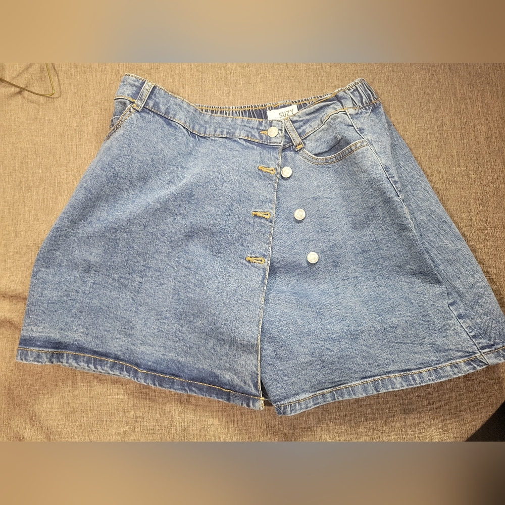 Suzy NWT Denim Button Front Skort Size Large